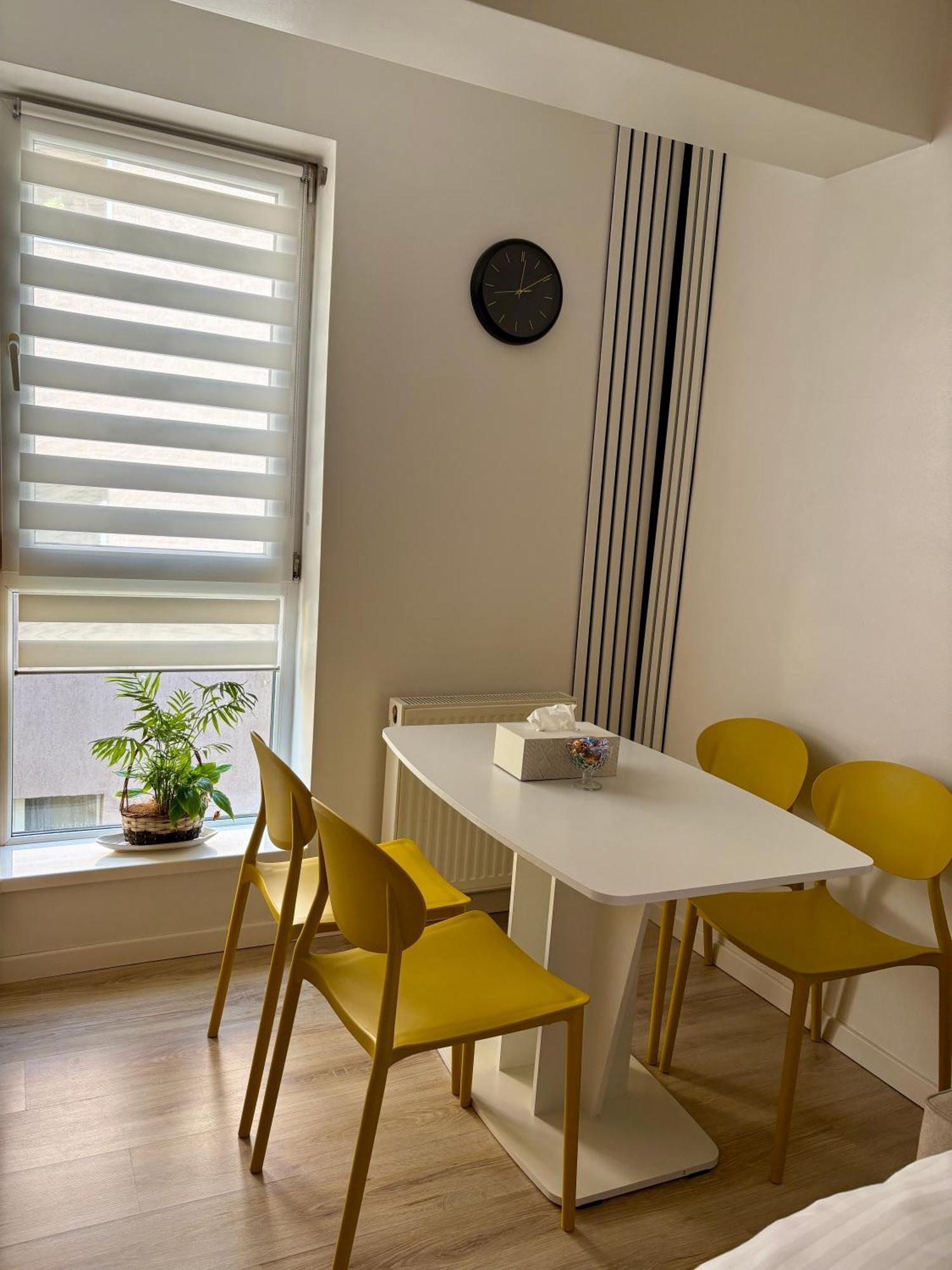 Yellow Apartment Floresti  Exterior photo
