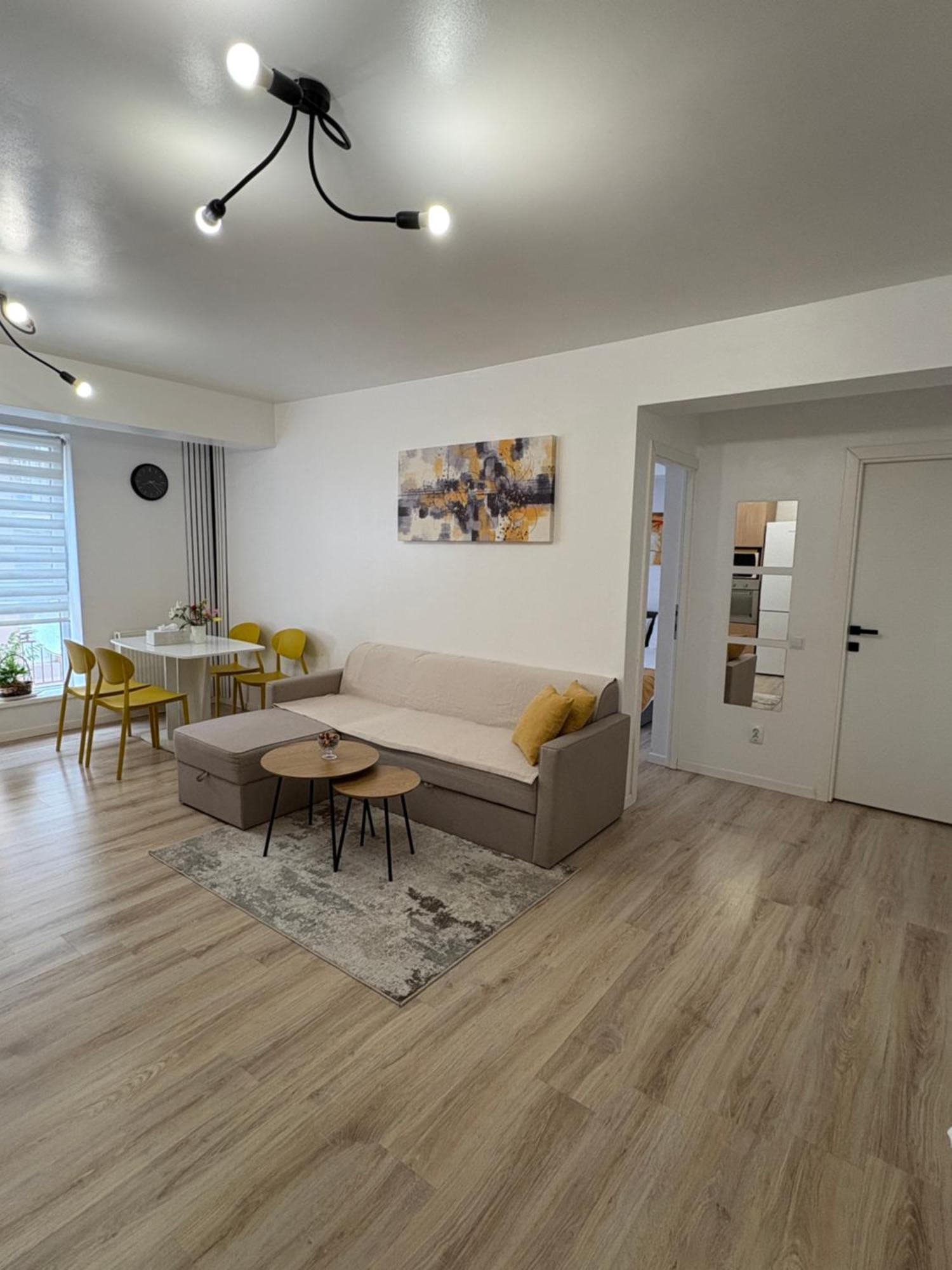 Yellow Apartment Floresti  Exterior photo